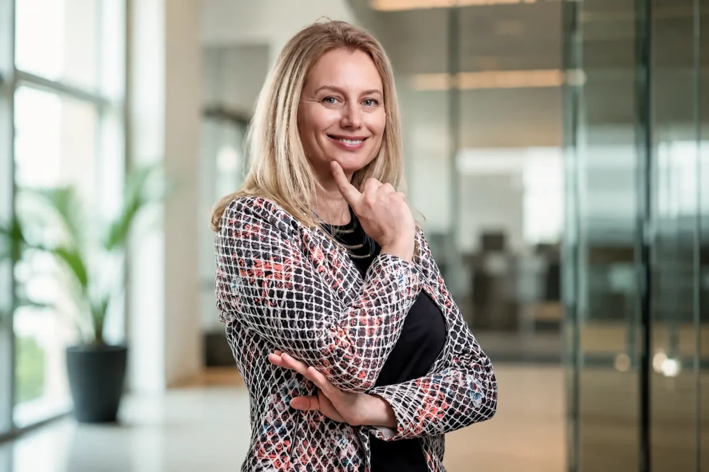 Business portrét s profesionálním pozadím pro LinkedIn a firemní web