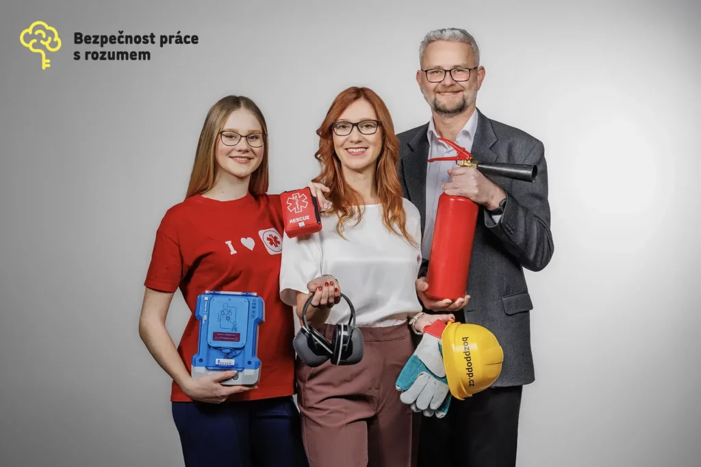Firemní a business portréty, skupinová fotografie zachycující tým během profesionálního focení portrétů – ideální pro web, prezentace a firemní profil.