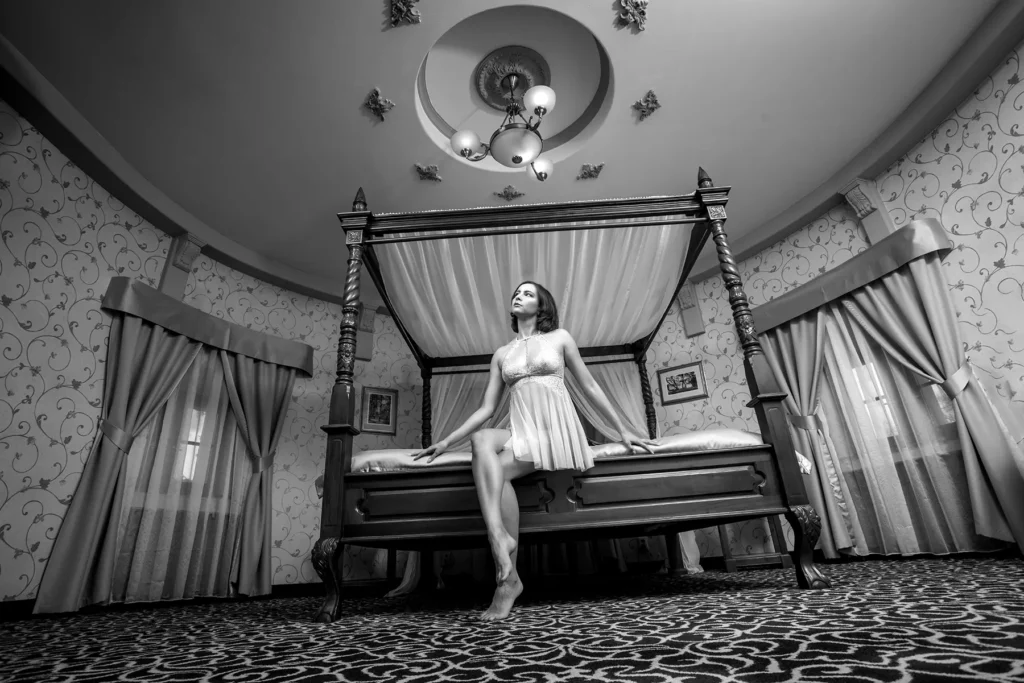 Glamour focení v hotelech v Praze, profesionální glamour fotograf