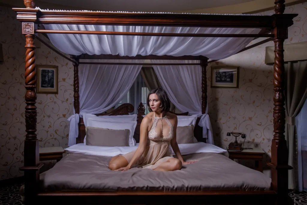 Valentýnský Dárek - Fotografický Voucher 5 Fotografování glamour na posteli s nebesy v elegantním apartmá při profesionálním boudoir focení