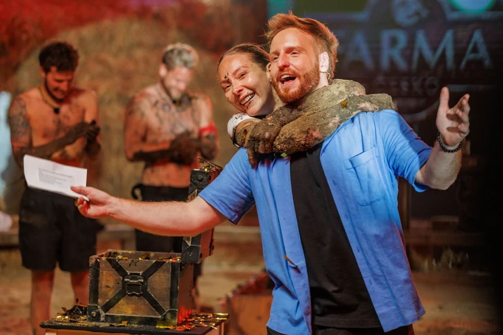 Farma Česko 2025 – finále: moderátor a objímající se vítězka u otevřené truhlice, emoce na pódiu