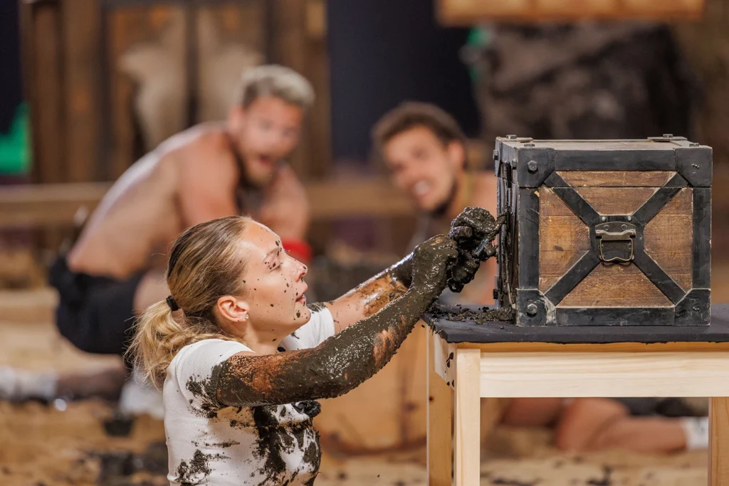 Farma Česko 2025 – finále: soutěžící se zablácenýma rukama odemyká pokladnici v závěrečné disciplíně